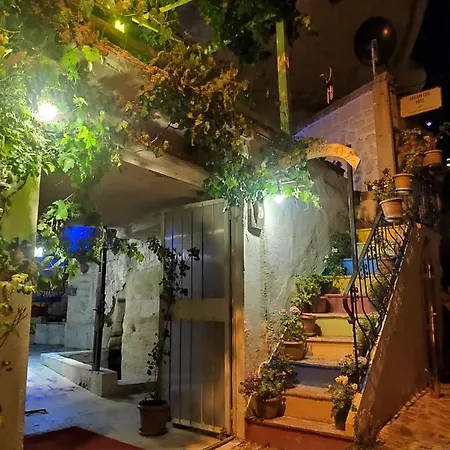 Unicorn Cave Szálloda 3*