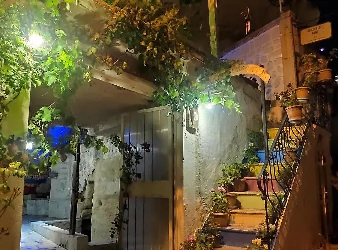 Unicorn Cave فندق 3*